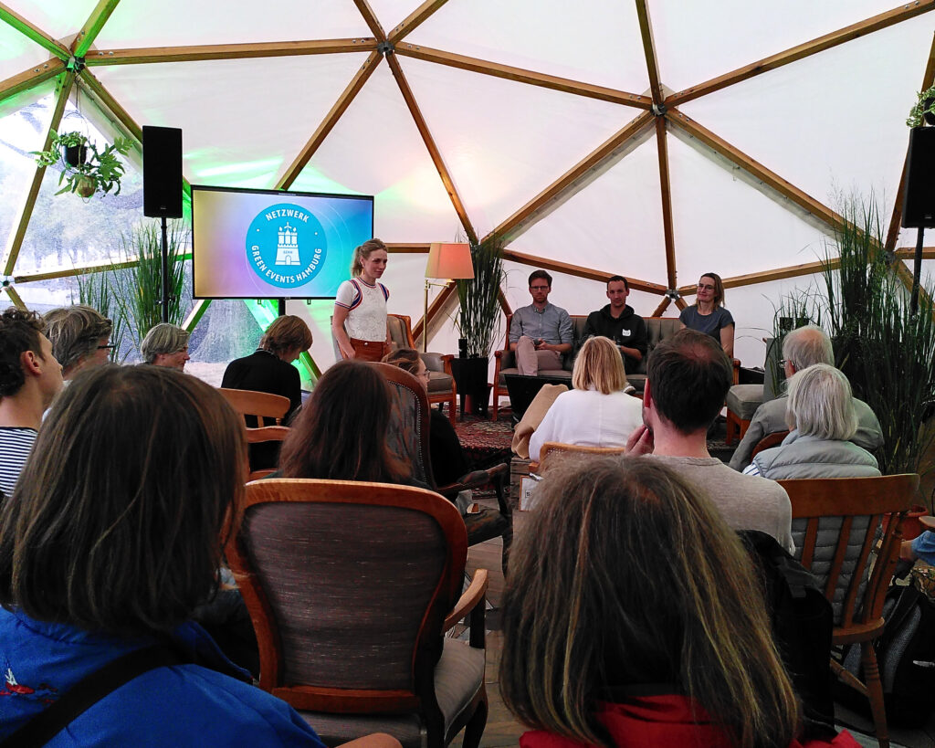 Ein prall gefülltes Zelt zum Panel „Styles to die for? Nachhaltigkeit in der Textilindustrie“